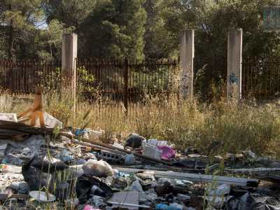 Eccoci quindi davanti a un cancello d'ingresso in ferro arrugginito: per raggiungerlo per� bisogna superare una vera e propria collinetta di spazzatura composta di buste di plastica, pezzi di infissi, mattoni e assi di legno. L'inferriata � chiusa, ma sulla destra un'apertura tra due colonne agevola la nostra entrata